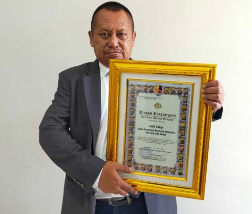 Top! Ketua PWI Jatim Raih Penghargaan Tan Hana Dharma Mangrva