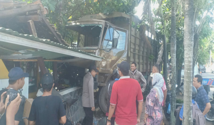 Hilang Kendali, Truk Fuso di Banyuwangi Seruduk Pagar Puskesmas, Empat Motor hingga Warung