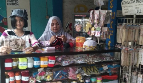 Antik, Warga Jarak Surabaya Sukses Tekuni Kerajinan Rajut