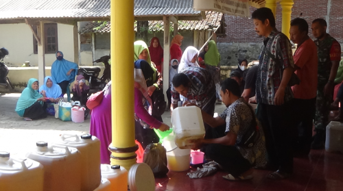 Bantu Warga Penuhi Kebutuhan, Pemdes Popongan bersama PMII Purworejo Jual Minyak Goreng Murah