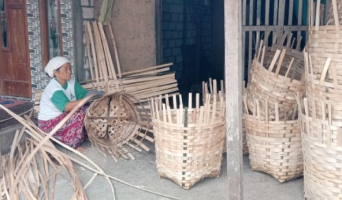 Menilik Geliat Usaha Pengrajin Keranjang Bambu di Panjunan, Sudah Ada Sejak Jaman Nenek Moyang