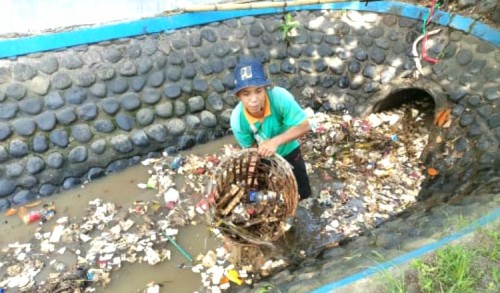 Sampah Menyumbat Gorong-gorong, Dinas Pengairan Banyuwangi Gerak Cepat Lakukan Pembersihan