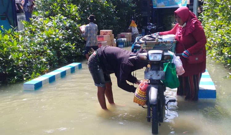 Pelabuhan Marparan Sampang Terendam Air Rob Setinggi Lutut