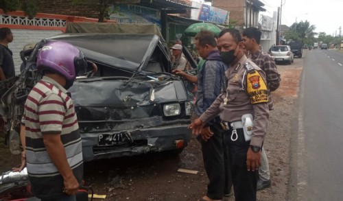 Adu Banteng Mobil vs Motor di Banyuwangi, Satu Orang Alami Patah Tulang
