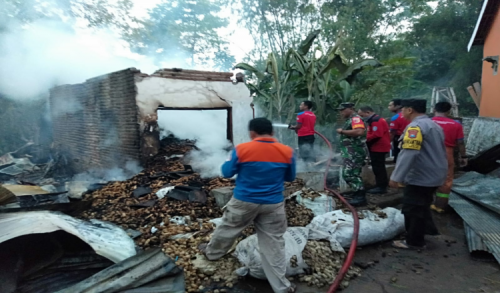 Dua Bangunan Di Dusun Bataan Kecamatan Besuki, Hangus Terbakar 