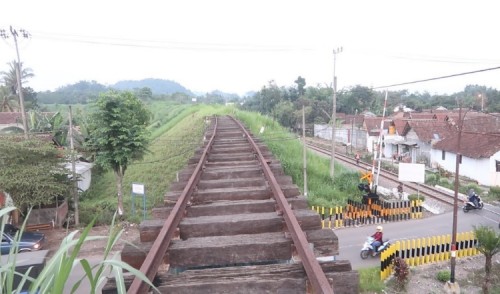 Pro Kontra Reaktivasi Jalur KA Jember - Situbondo, Warga: Jangan Gusur Rumah Kami 