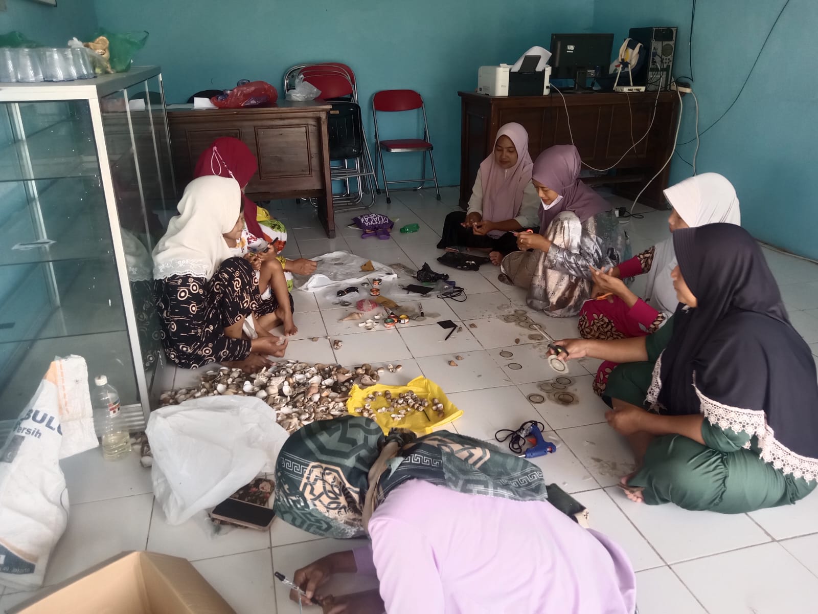 Sulap Limbah Kerang Menjadi Kerajinan, KPPI Gresik Gelar Pelatihan untuk Ibu-Ibu Nelayan di Ujungpangkah