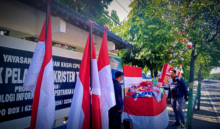 Penjual Bendera Merah Putih Mulai Ramai di Tuban, Segini Harganya