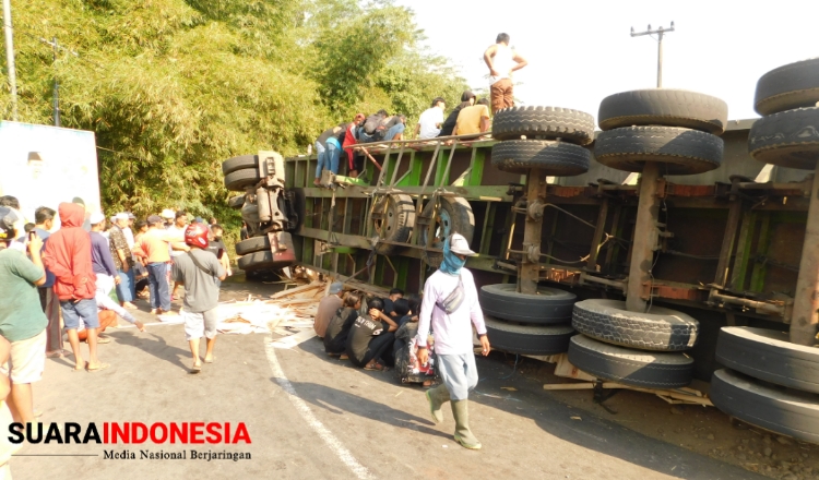 Truk Trailer Terguling dan Menimpa Mobil di Kalisat, 7 Penumpang Mobil Menjadi Korban