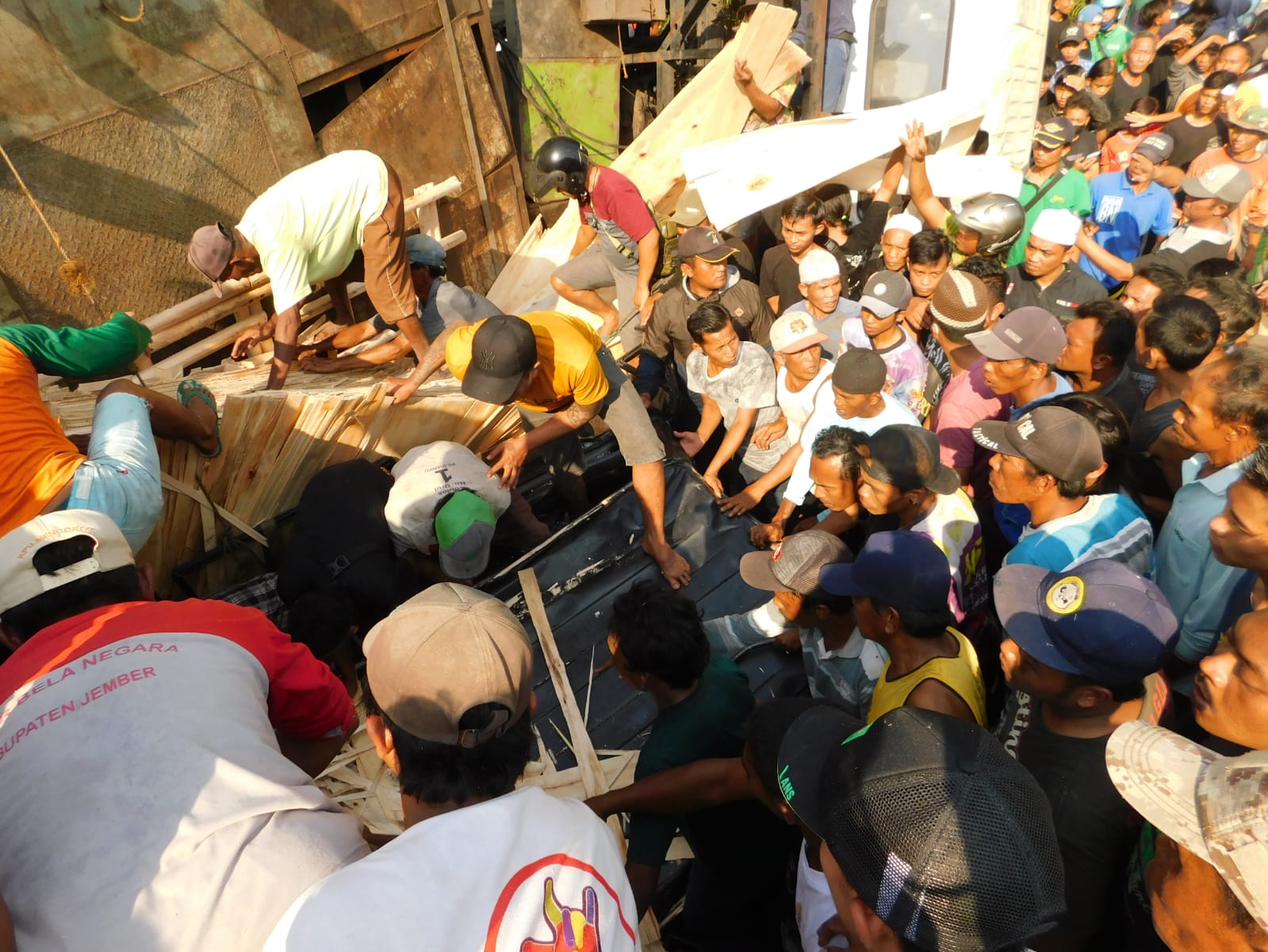 Warga Berjibaku Bantu Evakuasi Korban Kecelakaan Truk Trailer Tewaskan 3 Orang di Kalisat