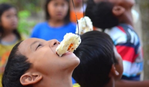 Sejarah Kelam Lomba Makan Kerupuk di Indonesia, Makanan Paling Merakyat Saat Bangsa Sedang Terpuruk