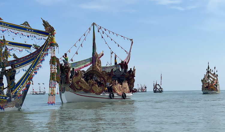 Berjejer Rapi, Ratusan Perahu Dihias di Laut Lon Malang, Ada Apa?