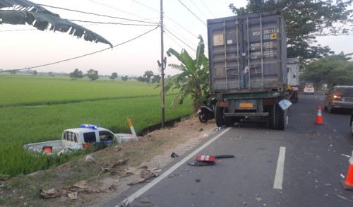 Sopir Ngantuk, Truk Tronton Tabrak Mobil Patroli Polisi di Jalur Pantura Tuban 