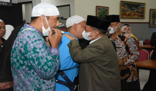 Bupati Situbondo Bersama Istrinya Sambut Kedatangan Jamaah Haji