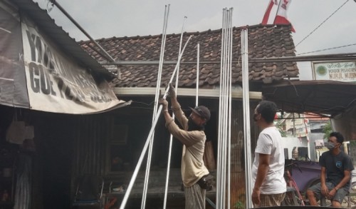 Masuki Bulan Kemerdekaan, Pengrajin Tiang Bendera di Gresik Banjir Pesanan