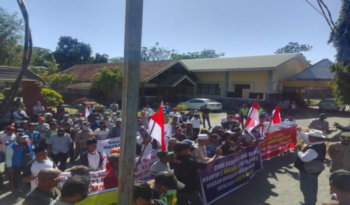 Ratusan Petani Tebu Gelar Aksi Demontrasi ke Pabrik Gula Asembagus
