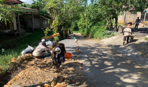 Warga kecamatan Sokobanah Sampang Swadaya perbaiki jalan, Begini tanggapan PUPR