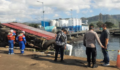Nyaris Tercebur, Truk Tronton Milik PT AMS Ekspedisi Terguling di Pelabuhan Tanjungwangi Banyuwangi