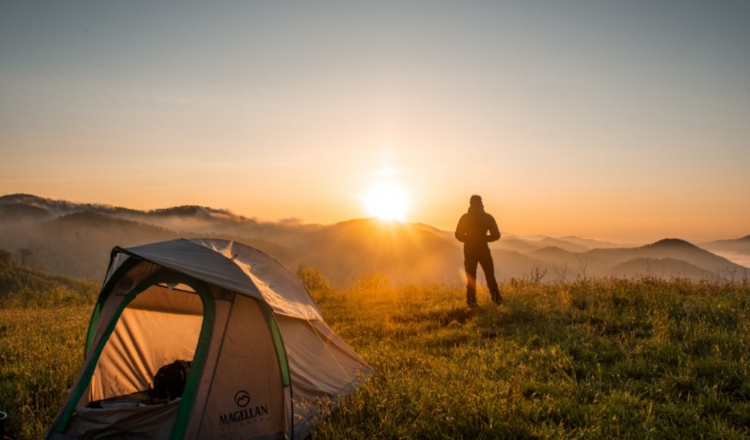 12 Peralatan Camping Yang Wajib Kamu Bawa Saat Hiking Agar Perjalanan Lancar