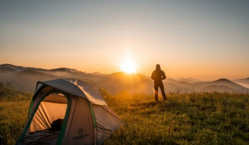 12 Peralatan Camping Yang Wajib Kamu Bawa Saat Hiking Agar Perjalanan Lancar
