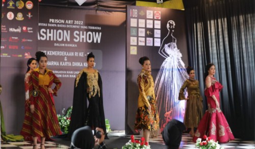 Napi Lapas Banyuwangi Tampil Anggun Bak Model saat Ikuti Fashion Show Semarak Kemerdekaan