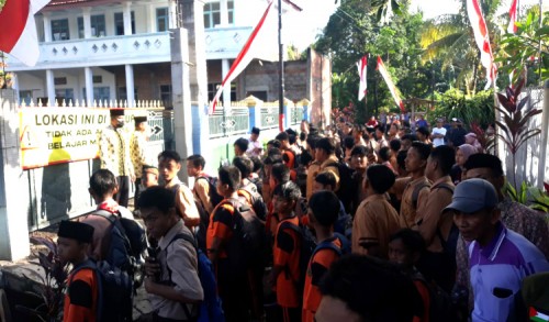 Viral Salah Satu Sekolah di Banyuwangi Disegel, Para Pelajar Terlantar
