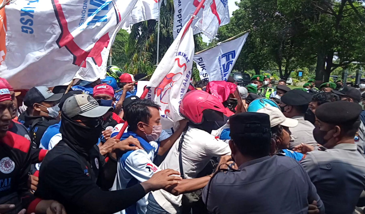 Demo Buruh Tuban di IKSG Ricuh, 2 Orang Diamankan