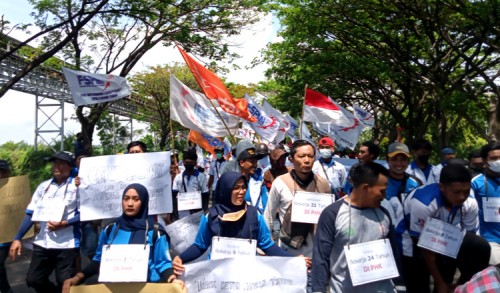 Ratusan Buruh Tuban Demo, IKSG Kecam PHK Sepihak 