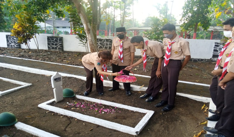 Peringati Hari Pramuka 14 Agustus 2022, SMAN 2 Bondowoso Gelar Doa dan Tabur Bunga di Makam Pahlawan