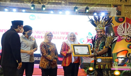 Berhasil Tingkatkan SDM Desa Jadi SDM Unggul, Bupati Bojonegoro Menerima Penghargaan Dari Unesa