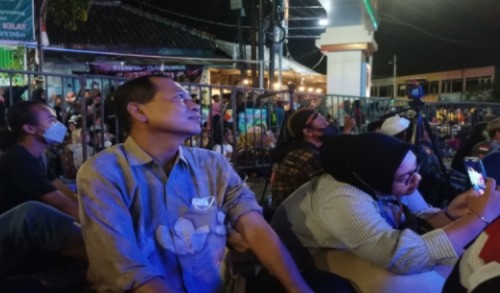 Tertangkap Kamera, Heru Kusnindar Nonton Ngawi Carnival Dipinggir Jalan Bareng Warga 