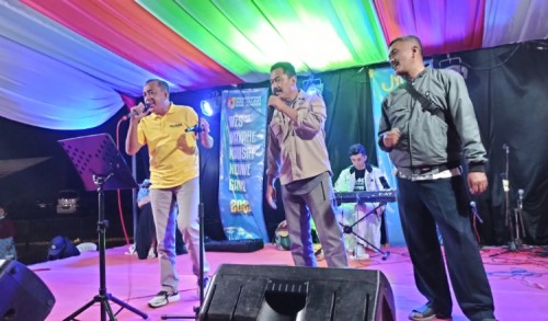 Turut Membaur, Camat Kalisat Meriahkan PRK dengan Bernyanyi Bersama Masyarakat