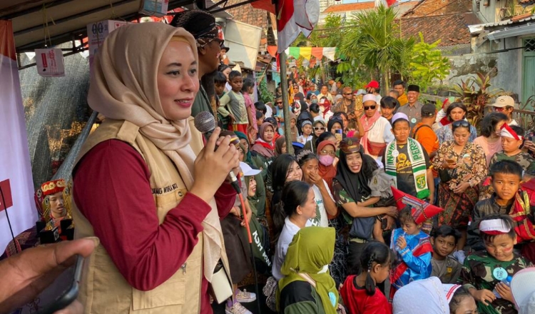 Politisi Gerindra, Ajeng Wira Wati Takjub Antusias Peserta Karnaval di Kecamatan Genteng Surabaya