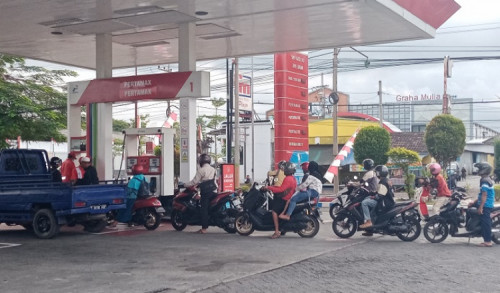 Panic Buying, Masyarakat Lumajang Geruduk Sejumlah SPBU untuk Beli Pertalite Sebelum Harga Naik