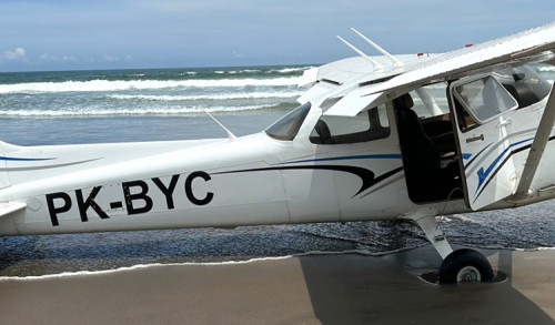 Pesawat Latih Milik API Mendarat Darurat di Pantai Banyuwangi, Dua Orang Selamat
