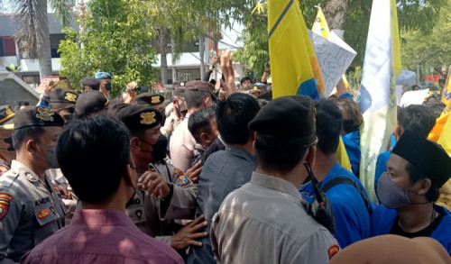 Didepan Kantor DPRD Ngawi Aksi Unjuk Rasa Tolak Kenaikan BBM Sempat Ricuh