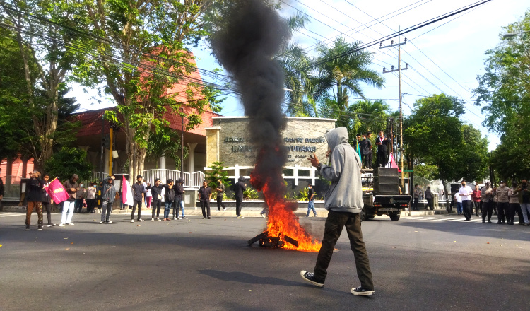 Demo Tolak Kenaikan Harga BBM, Mahasiswa Bakar Ban di Depan Gedung DPRD Banyuwangi