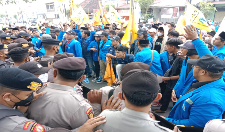 PC PMII Jombang Turun Jalan, Aksi Unjuk Rasa Tolak Kenaikan BBM