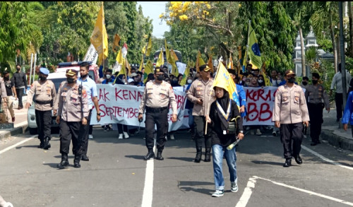 Kapolres Ngawi Jalan Kaki Sejauh 2 Kilometer, Kawal Demonstran Yang Menolak Kenaikan Harga BBM