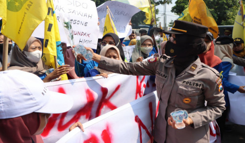 Aksi Polwan Ngawi Bagi Bunga dan Air Mineral  Ke Demonstran Jadi Penyejuk Suasana