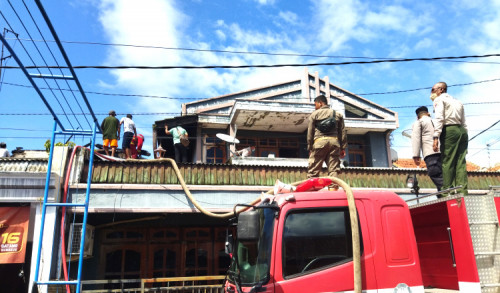 Sebuah Rumah di Banyuwangi Terbakar, Lima Armada Damkar Dikerahkan