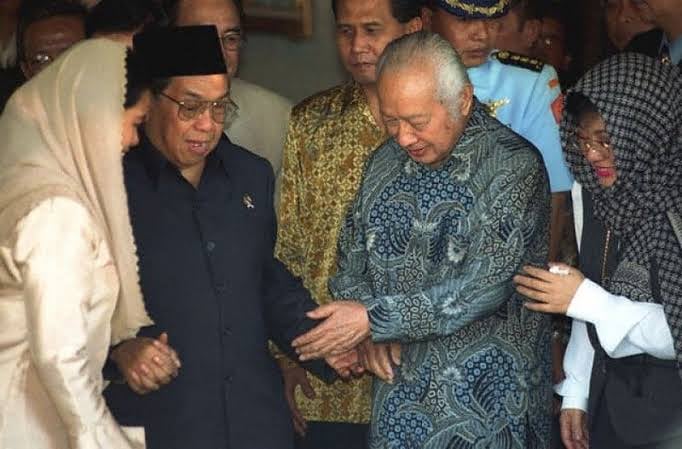 Humor Gus Dur Kepada Soeharto: “Kalau Ikut NU Baru, Sholat Tarawih Dapat Diskon 60%”.