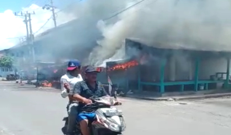 Kebakaran Hebat Hanguskan Sejumlah Warung di Banyuwangi 
