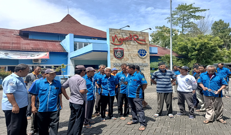 Geruduk Kantor Dishub, Puluhan Sopir di Ngawi Protes Angkutan Plat Hitam