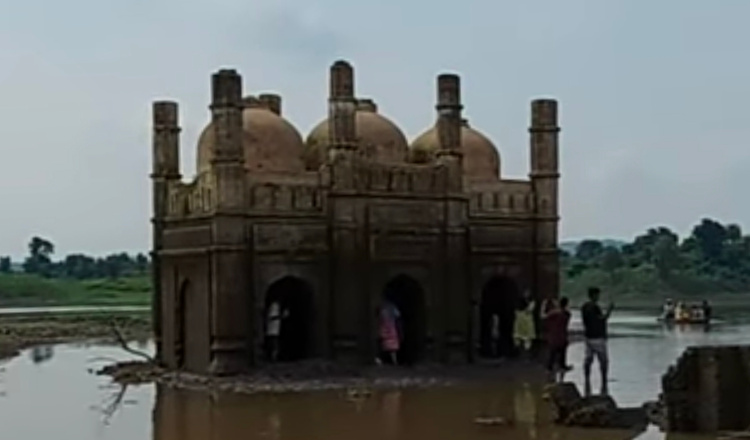 Muncul Dengan Keadaan Utuh, Masjid Noori di India Telah Tenggelam 3 Dekade
