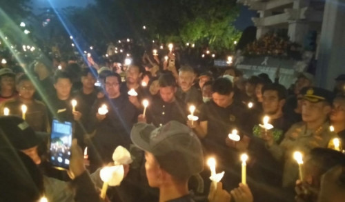 Ribuan Bonek Nyalakan Lilin dan Doakan Korban Tragedi Kanjuruhan