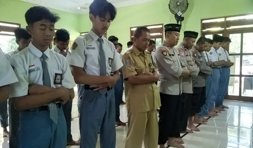 Kapolsek Jogorogo Polres Ngawi Ajak Pelajar Shalat Ghaib untuk Korban Tragedi Kanjuruhan