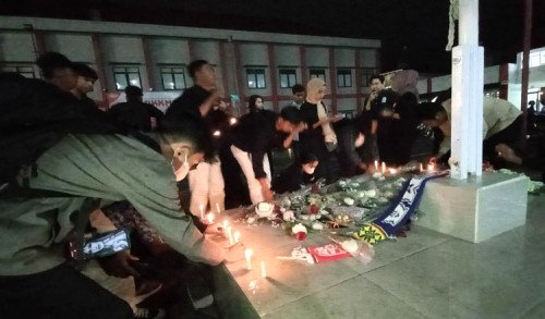Nyalakan Lilin dan Tabur Bunga, Mahasiswa Untag Banyuwangi Kirim Doa untuk Korban Kanjuruhan