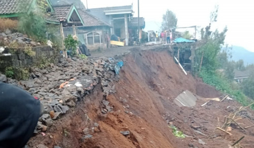 Longsor Runtuhkan Jalan Desa di Probolinggo, Satu Dusun Terisolir