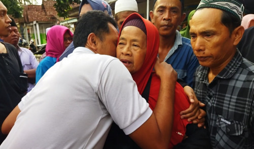 Isak Tangis Keluarga Warnai Keberangkatan Jemaah Umrah di Bondowoso